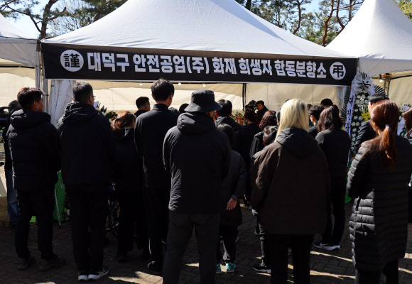 7일 오후 대전 대덕구 문평근린공원에 마련된 안전공업 화재참사 희생자 합동분향소에서 유가족들이 헌화하고 있다. 안전공업 인근에 위치한 문평근린공원은 희생자들의 추억이 깃든 곳으로 합동분향소는 희생자들의 49재가 끝나는 내달 9일까지 운영된다. 2026.4.7 연합뉴스