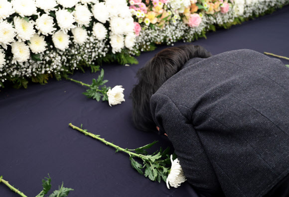 대전 대덕구 안전공업 화재 희생자 유가족이 7일 오후 대덕구 문평근린공원에 마련된 희생자 합동분향소를 찾아 헌화 후 오열하고 있다. 2026.4.7 연합뉴스