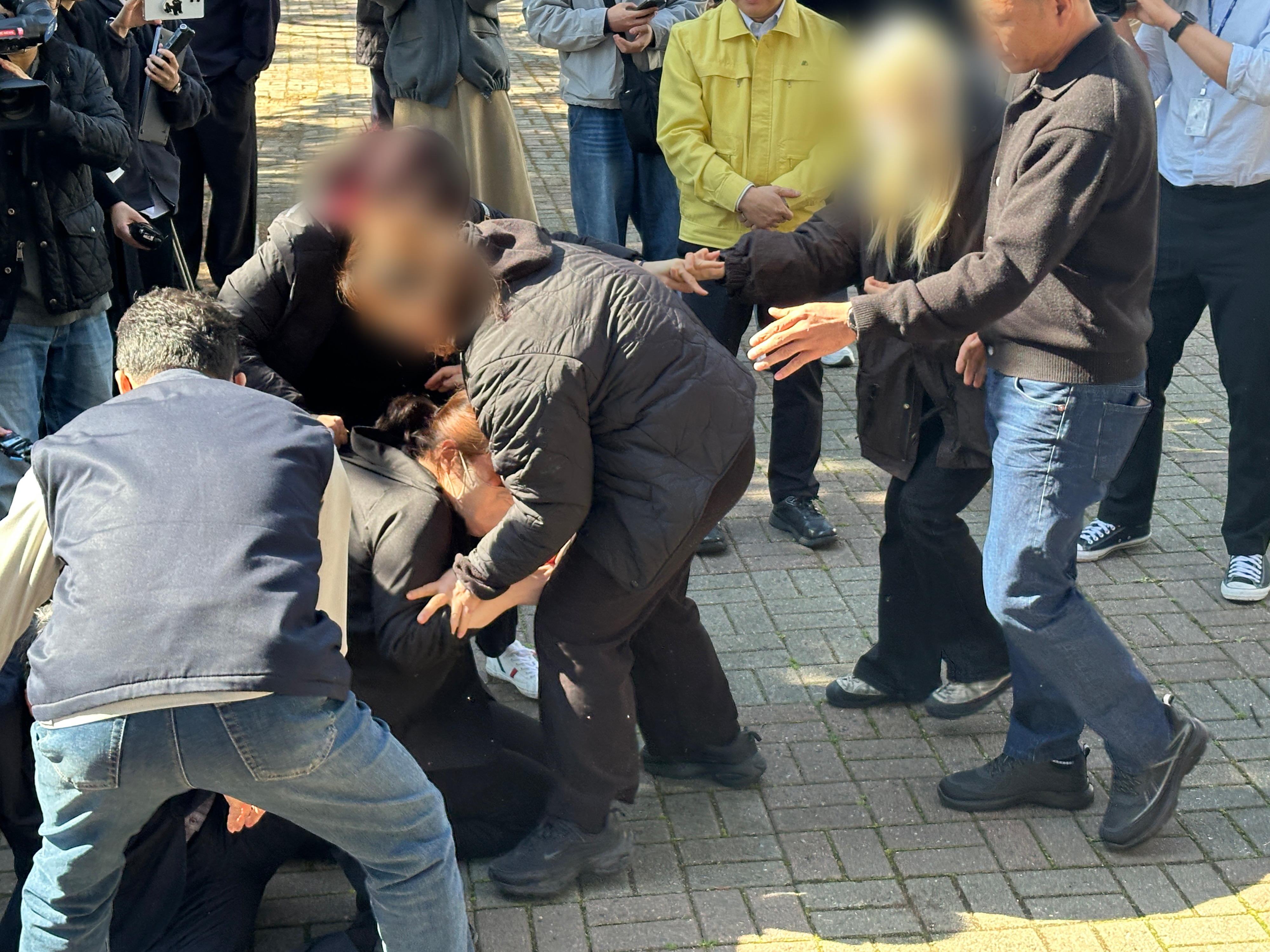 ‘대전 안전공업 화재 참사’ 유족이 7일 대전 대덕구 문평동에 마련된 합동분향소에서 안전공업 측 손주환 대표 등 관계자들이 찾아오자 거세게 항의하고 있다. 2026.04.07.  뉴시스