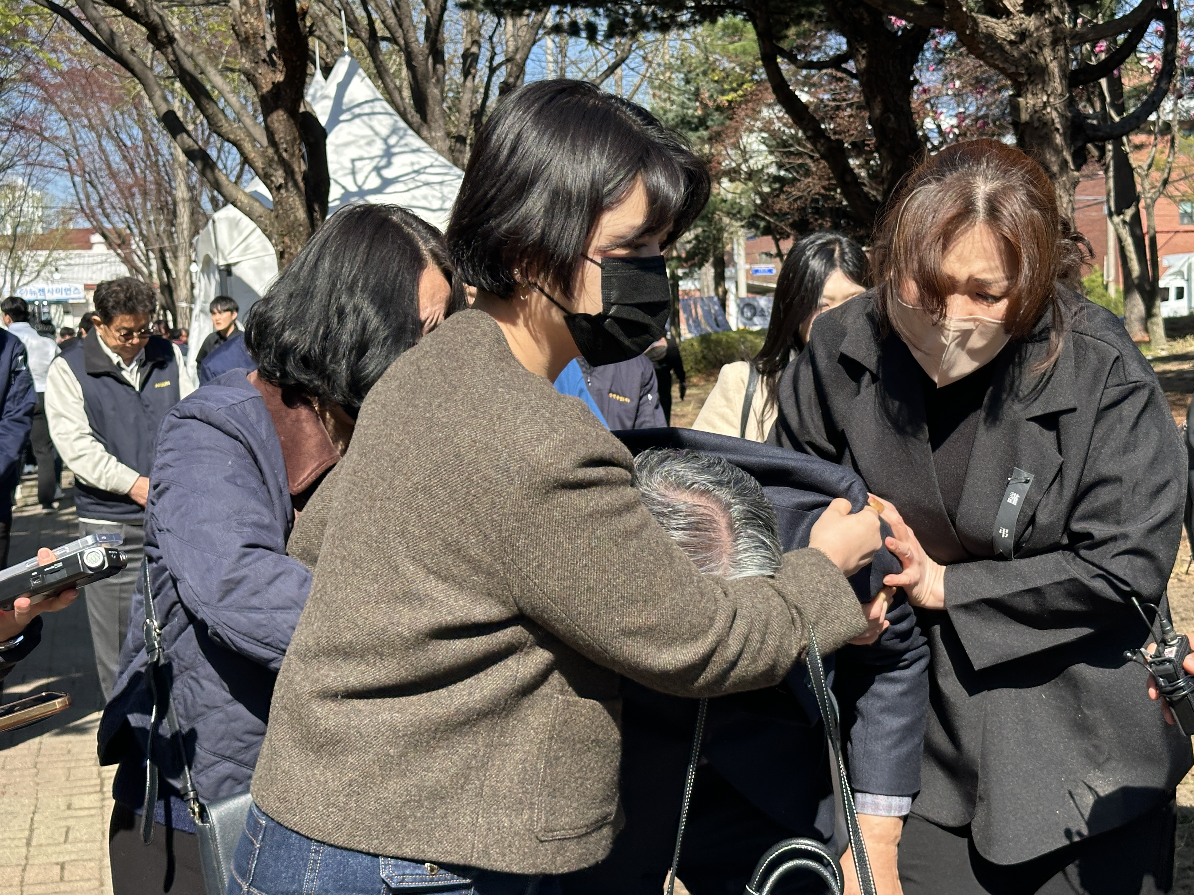 안전공업 측 손주환 대표와 관계자들이 7일 대전 대덕구 문평동에 마련된 합동분향소에서 유족이 거세게 저항하자 이동하고 있다. 2026.04.07. 뉴시스