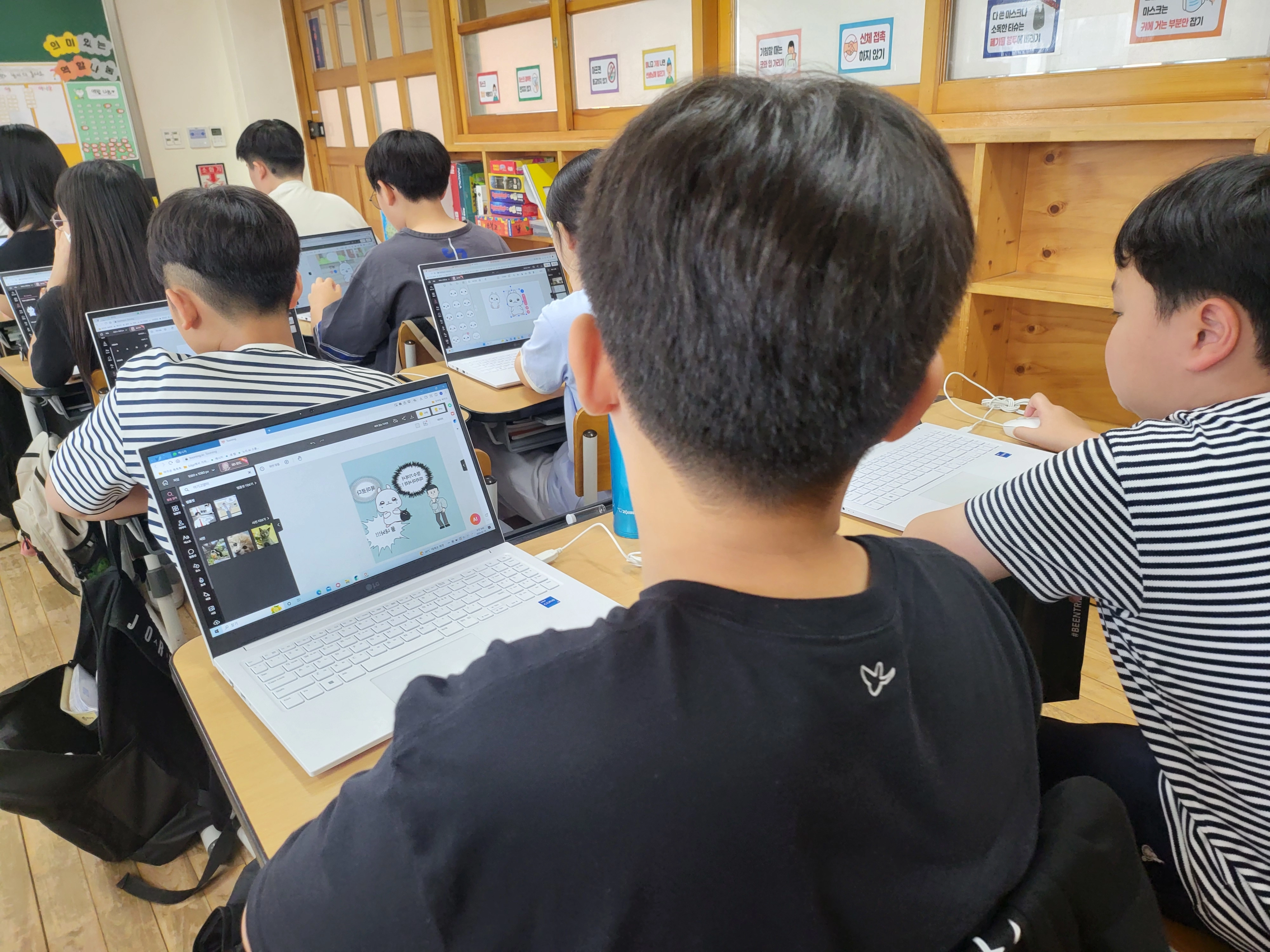 학생들이 AI 웹툰 제작 서비스 ‘투닝’을 이용해 그림을 그리고 있다. 도교육청 제공