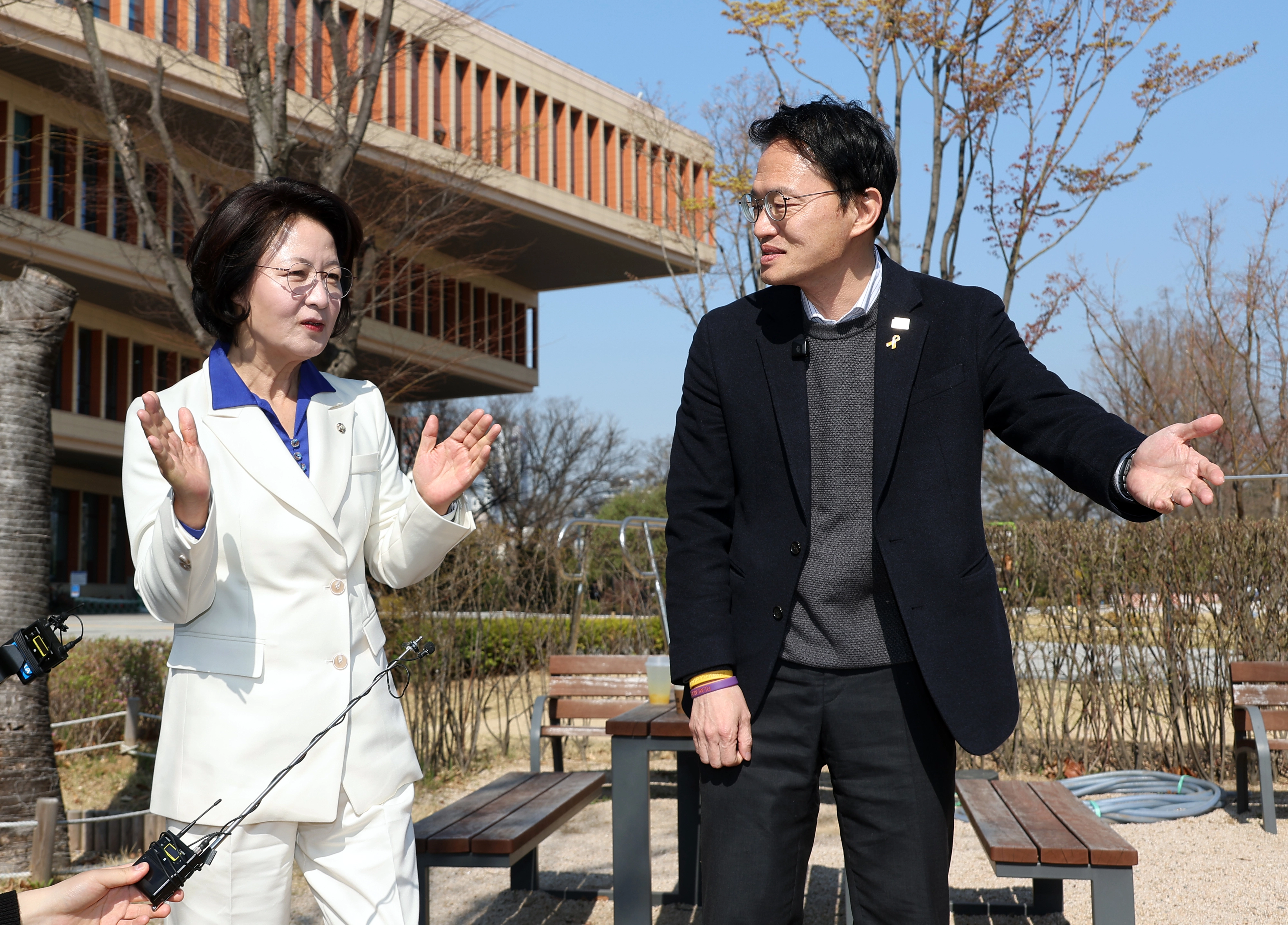 추미애 경기도지사 후보 만난 박주민 서울시장 예비후보  더불어민주당 박주민(오른쪽) 서울시장 예비후보가 8일 국회 소통관 앞에서 민주당 경기지사 후보인 추미애 의원을 만나 자리를 안내하고 있다. 2026.4.8
