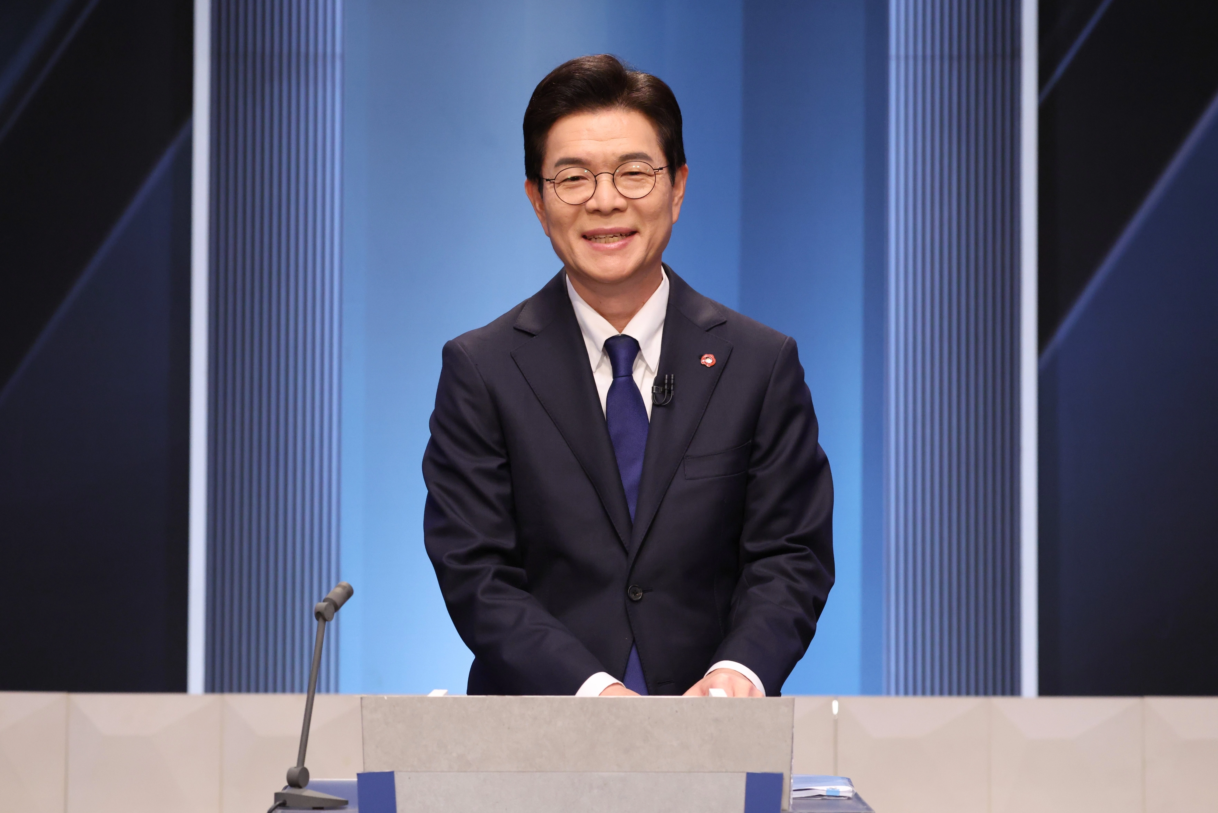 더불어민주당 정원오 서울시장 예비후보  정원오 더불어민주당 서울시장 예비후보가 지난 3일 서울 여의도 KBS 스튜디오에서 열린 민주당 서울시장 본경선 후보자 2차 합동토론회에서 토론을 준비하고 있다. 2026.4.5 국회 사진기자단