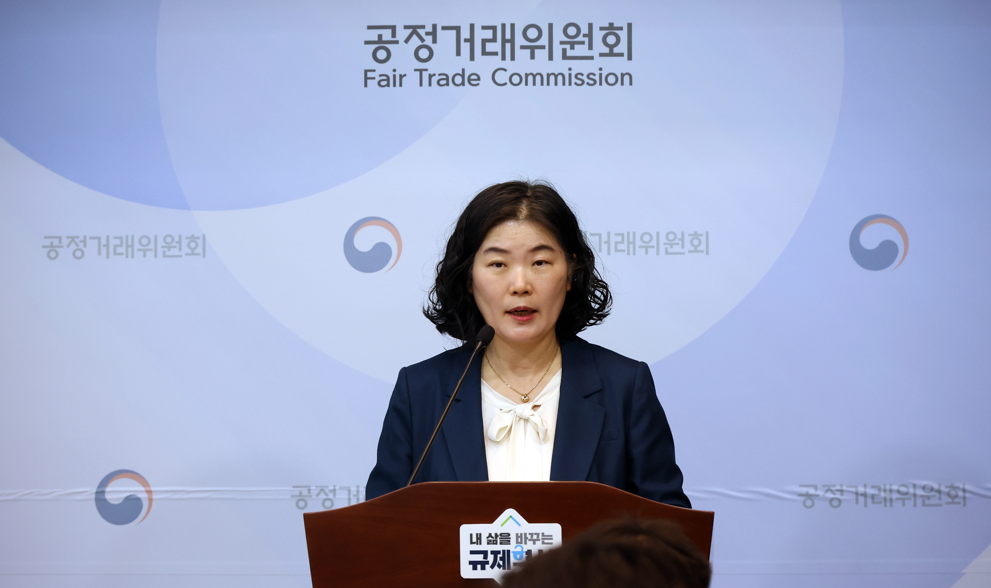 [세종=뉴시스] 강종민 기자 = 이순미 공정거래위원회 상임위원이 8일 세종시 정부세종청사에서 HDC(주)가 임대차 거래로 위장해 계열사인 HDC아이파크몰에게 임대보증금 명목의 자금을 사실상 무이자로 제공한 행위에 대해 시정명령과 171.3억원의 과징금을 부과한다고 밝히고 있다. 2026.04.08. ppkjm@newsis.com

<저작권자ⓒ 공감언론 뉴시스통신사. 무단전재-재배포 금지.>