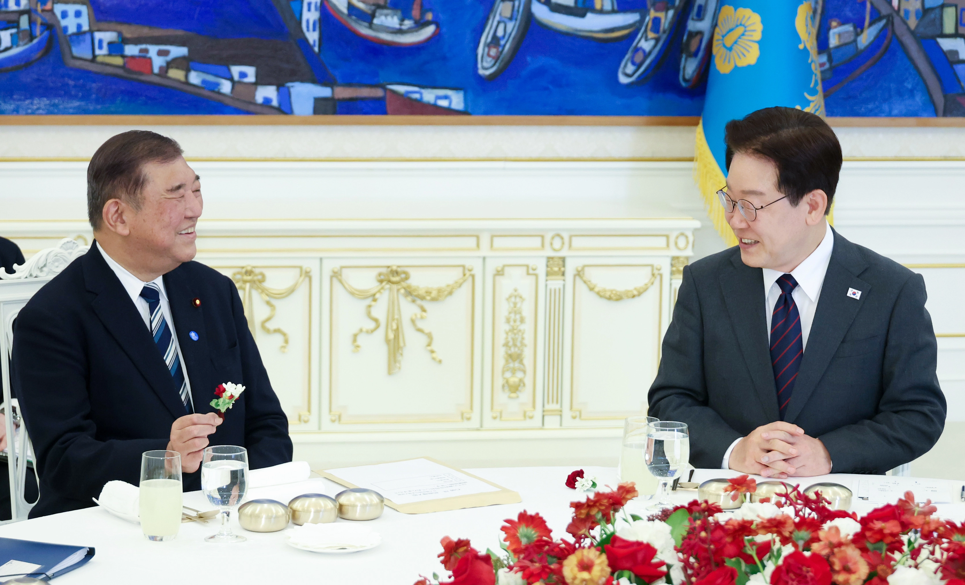 꽃을 든 이시바 전 총리  이시바 시게루 전 일본 총리가 8일 청와대에서 열린 이재명 대통령과의 오찬에서 오찬장에 놓인 꽃을 들고 발언하고 있다. 2026.4.8 연합뉴스
