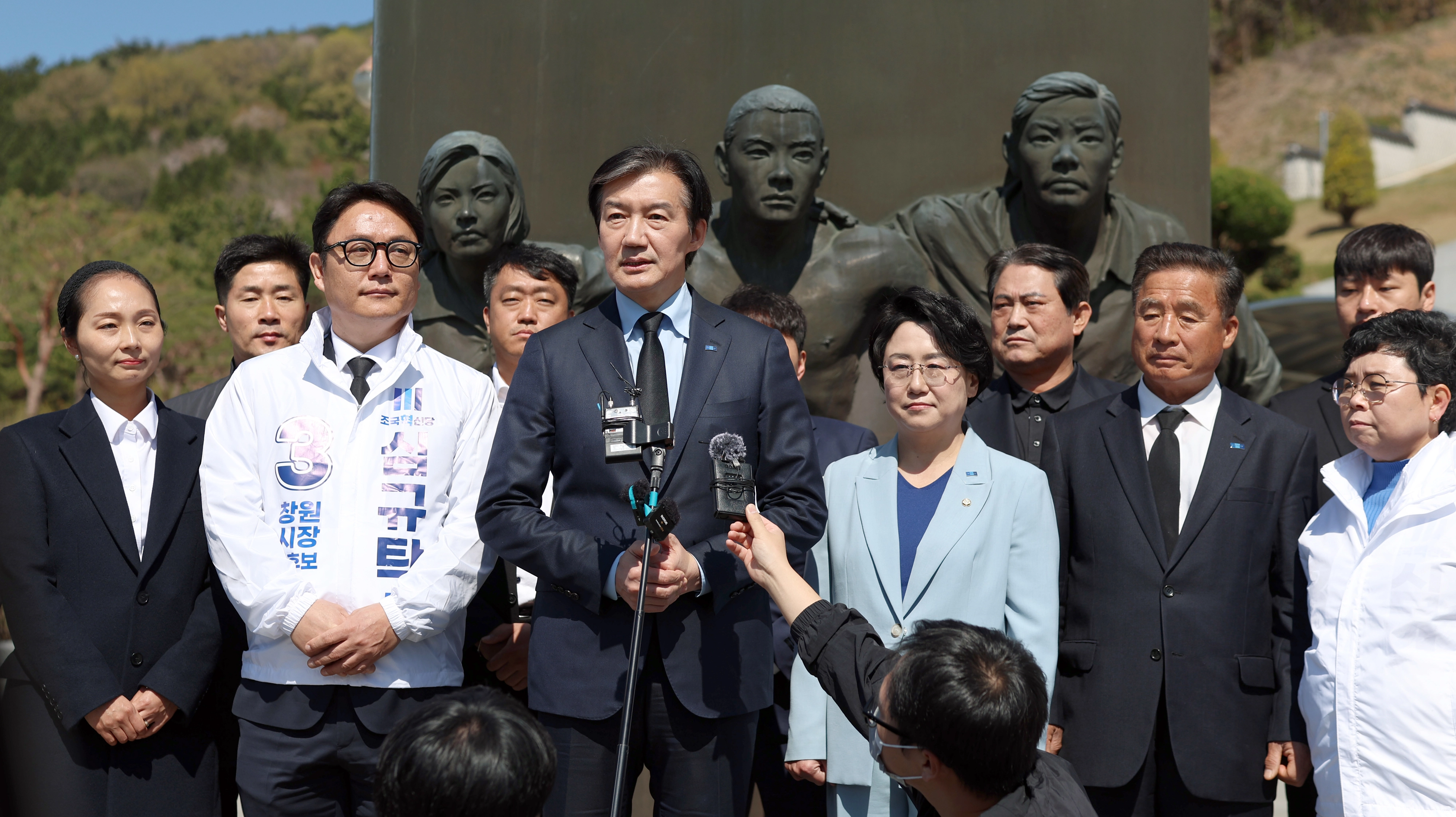 경남 찾은 조국혁신당 조국 대표  조국혁신당 조국 대표가 8일 경남 창원시 마산회원구 국립 3·15 민주묘지에서 참배 후 취재진 질문에 답하고 있다. 2026.4.8