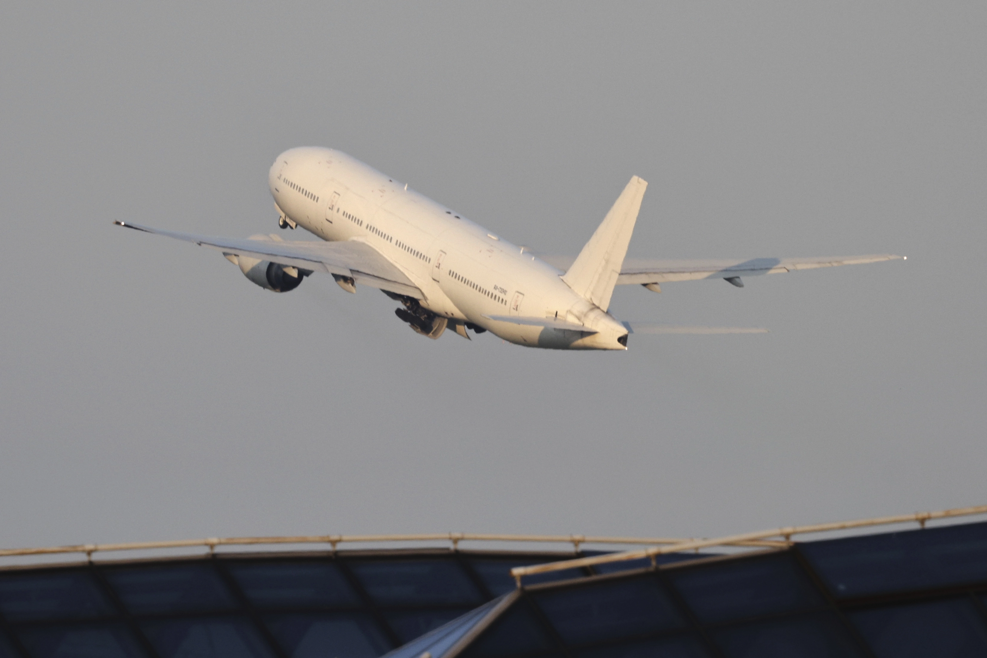 모스크바에서 첫 이륙하는 평양행 직항 여객기  러시아가 모스크바-평양 직항 여객기 운항을 시작한 가운데 27일(현지 시간) 모스크바 외곽 셰레메티예보 국제공항에서 북한 평양행 노드윈드항공 소속 보잉 777-200ER 여객기가 이륙하고 있다. 2025.7.28 모스크바 AP 뉴시스