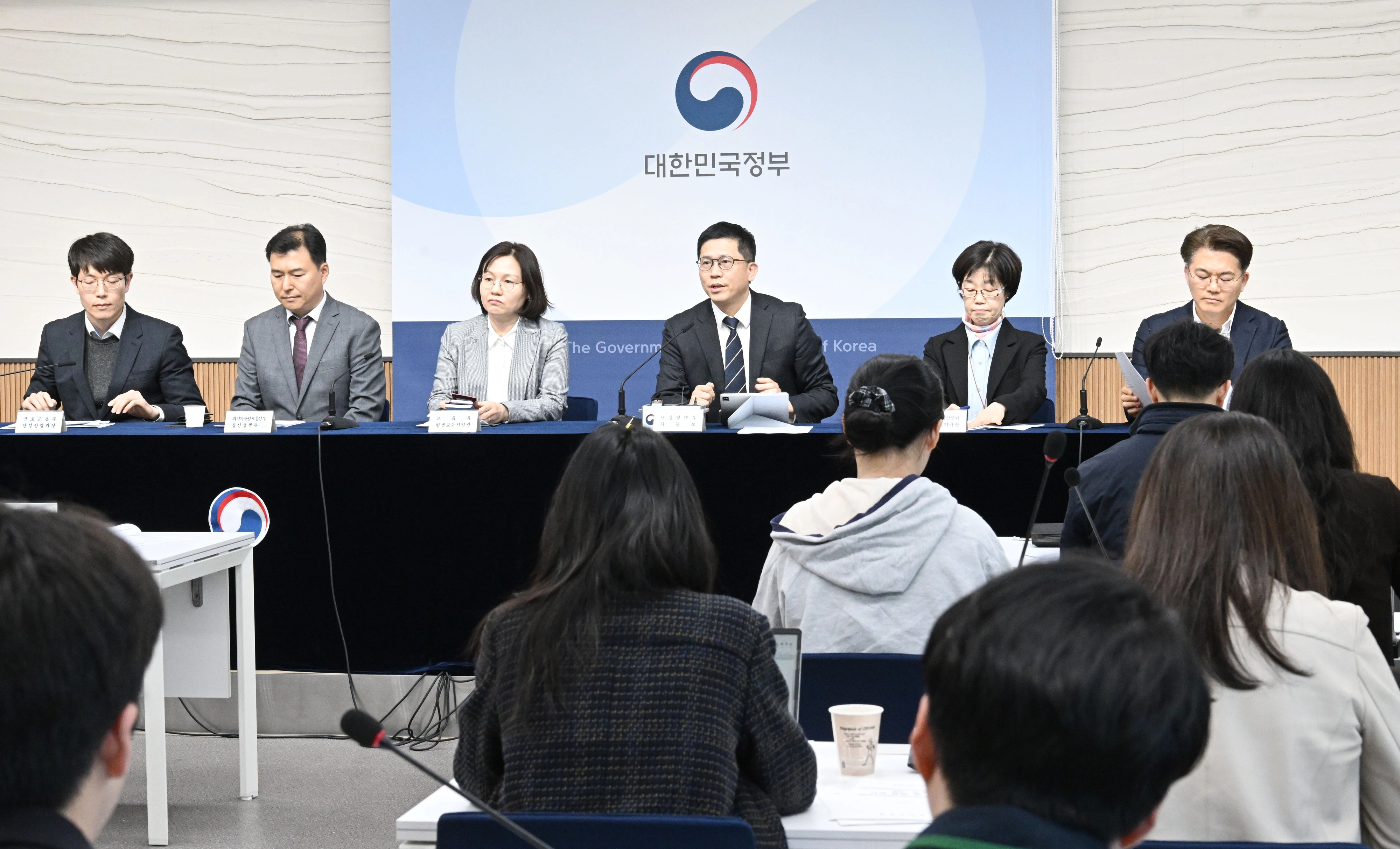 강기룡(오른쪽에서 세번째) 재정경제부 차관보가 지난 8일 오후 정부세종청사에서 ‘민생물가 특별관리 관계장관TF’ 관련 사전브리핑을 하고 있다. 재경부 제공