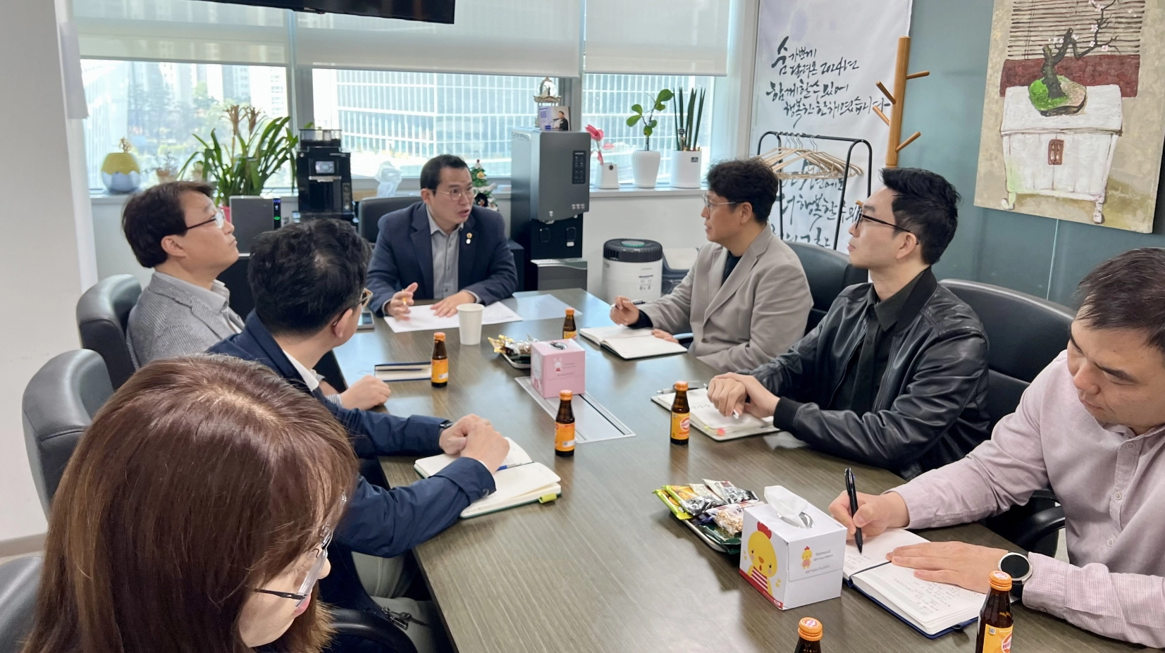 이오수 의원이 8일 경기도의회에서 열린 ‘광교개발이익금 합리적 집행 기준 마련을 위한 3차 간담회’를 주재하며 관계자들과 의견을 나누고 있다.(사진=경기도의회)