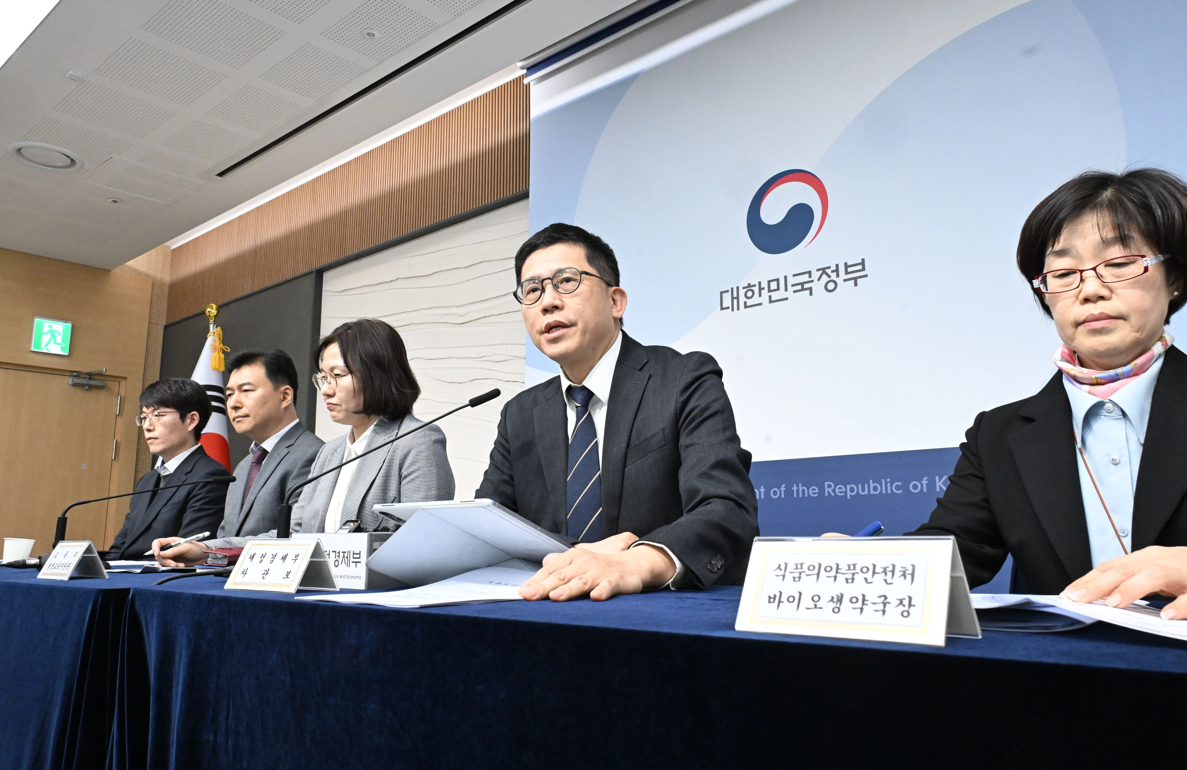 강기룡(오른쪽 두번째) 재정경젱부 차관보가 민생물가 특별관리 관계장관TF 사전브리핑에서 발언하고 있다. 재경부 제공