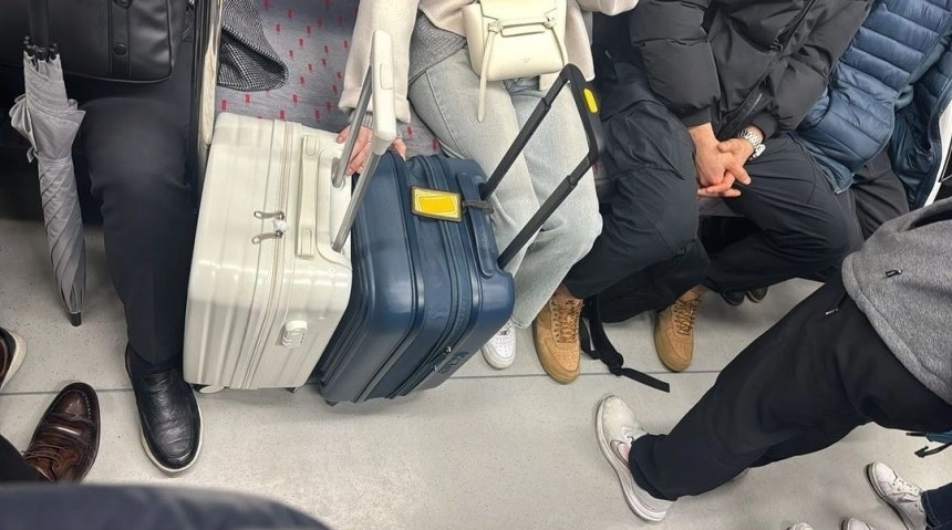 한 여성이 퇴근 시간에 지하철 좌석 앞을 자신의 캐리어 2개로 막고 있다. 보배드림 캡처