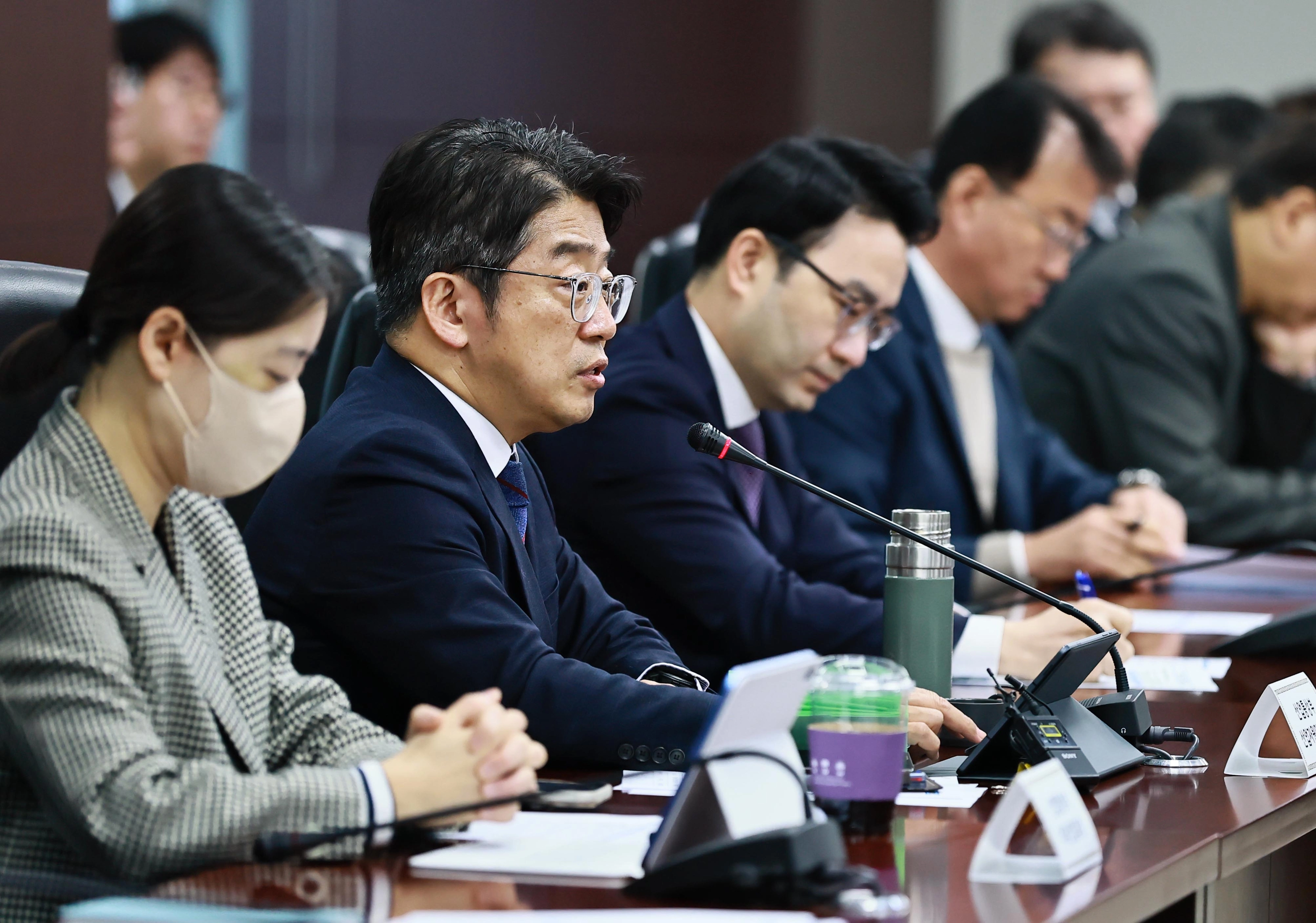 석유제품 수급 대책회의  양기욱 산업통상부 산업자원안보실장이 지난 8일 서울 종로구 한국무역보험공사 대회의실에서 열린 석유제품(윤활유·선박연료) 수급 대책회의를 주재하고 있다. 산업통상부 제공