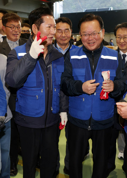더불어민주당 정청래 대표와 민주당의 대구시장 후보로 확정된 김부겸 전 총리가 8일 오전 대구 북구 매천동 농수산물도매시장을 찾아 민생현장을 살펴보고 있다. 2026.4.8 연합뉴스