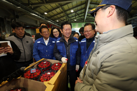 더불어민주당 정청래 대표와 민주당의 대구시장 후보로 확정된 김부겸 전 총리가 8일 오전 대구 북구 매천동 농수산물도매시장을 찾아 민생현장을 살펴보고 있다. 2026.4.8 연합뉴스