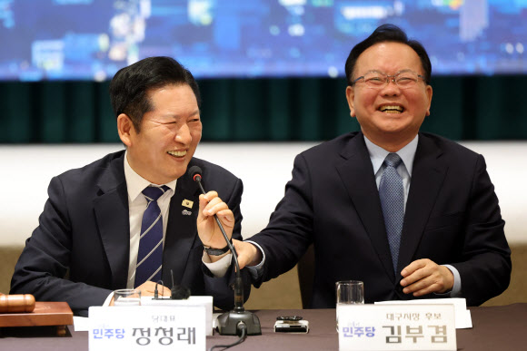 김부겸 대구시장 후보가 8일 대구 북구 인터불고 엑스코 호텔에서 열린 현장 최고위원회의에서 정청래 대표 발언에 미소 짓고 있다. 2026.4.8 연합뉴스