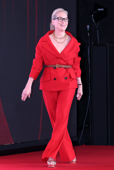 영화 ‘악마는 프라다를 입는다 2’ 기자간담회가 열린 8일 서울 종로구 포시즌스호텔에서 배우 메릴 스트리프가 무대에 오르고 있다. 2026.4.8 연합뉴스