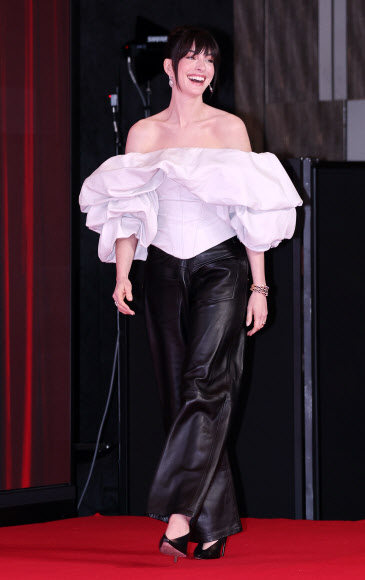 영화 ‘악마는 프라다를 입는다 2’ 기자간담회가 열린 8일 서울 종로구 포시즌스호텔에서 배우 앤 해서웨이가 무대에 오르고 있다. 2026.4.8 연합뉴스