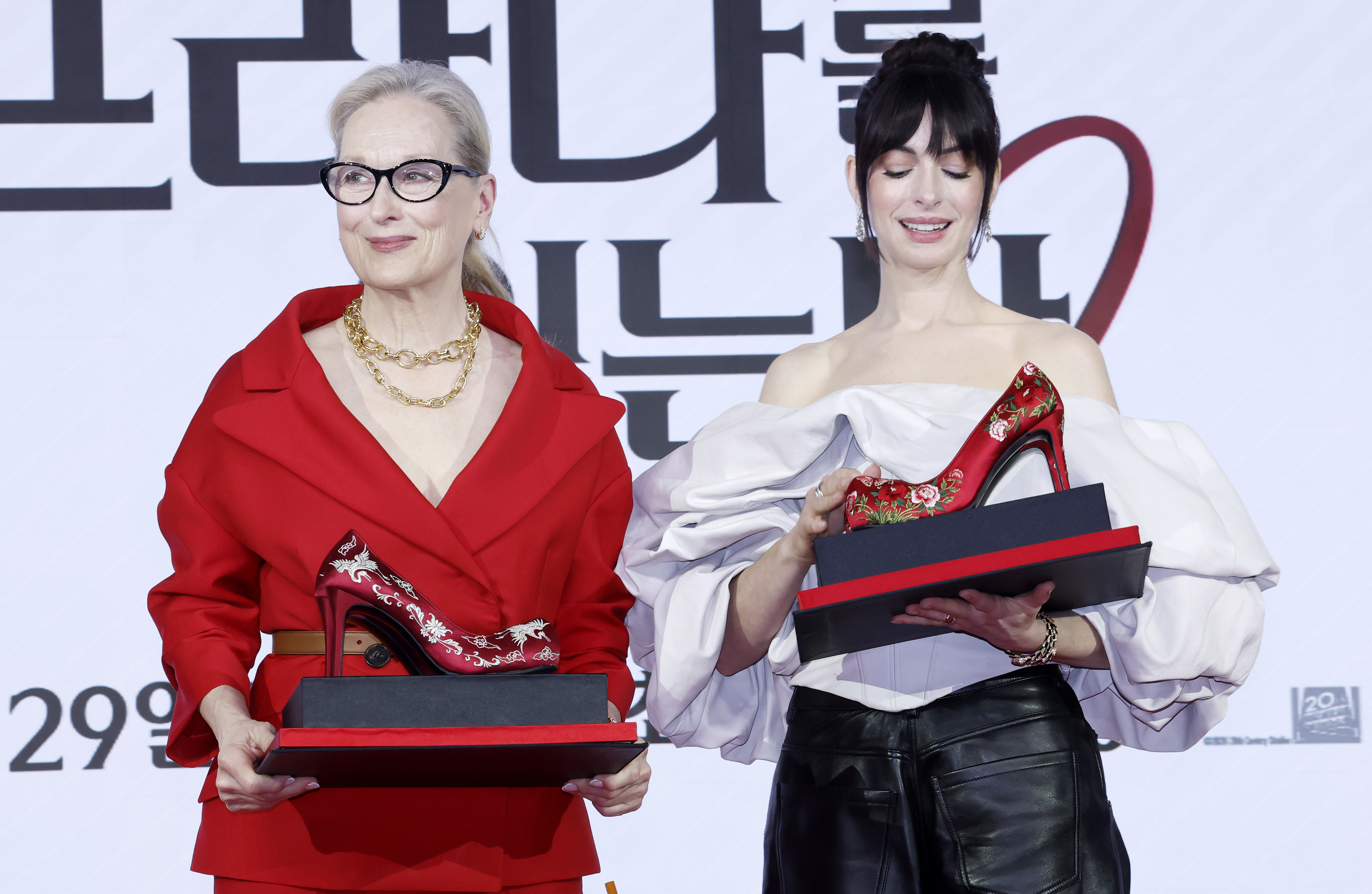배우 메릴 스트립(왼쪽), 앤 헤서웨이가 8일 서울 종로구 포시즌스 호텔에서 열린 영화 ‘악마는 프라다를 입는다2’ 내한 기자간담회에서 관계자에게 꽃신 선물을 받고 고개 숙여 인사하고 있다. 2026.04.08. 뉴시스