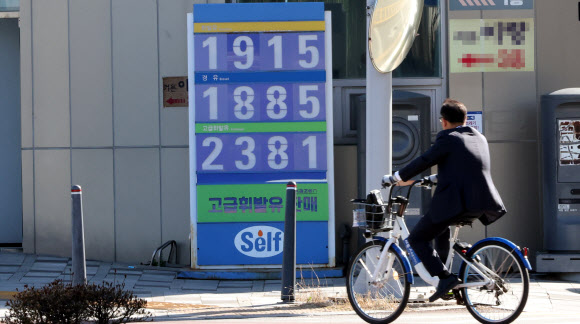 공공부문 차량 2부제가 시행된 8일 오전 세종시 도심에서 직장인들이 자전거를 타고 출근하고 있다. 2026.4.8 연합뉴스