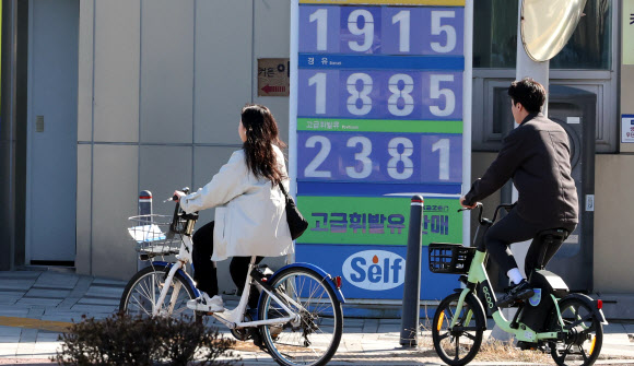 공공부문 차량 2부제가 시행된 8일 오전 세종시 도심에서 직장인들이 자전거를 타고 출근하고 있다. 2026.4.8 연합뉴스
