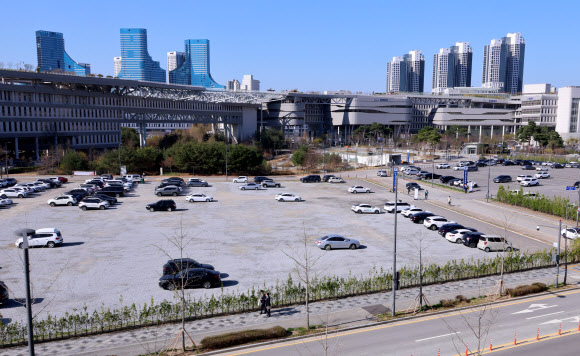 공공기관 승용차 2부제 시행 첫날인 8일 세종시 정부세종청사 옥외 주차장이 공무원들의 적극적인 참여로 평소에 비해 한산한 모습이다. 2026.4.8 연합뉴스