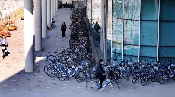 공공기관 승용차 2부제 시행 첫날인 8일 세종시 정부세종청사로 출근하는 공무원들이 타고 온 자전거가 평소보다 많이 세워져 있다. 2026.4.8 연합뉴스