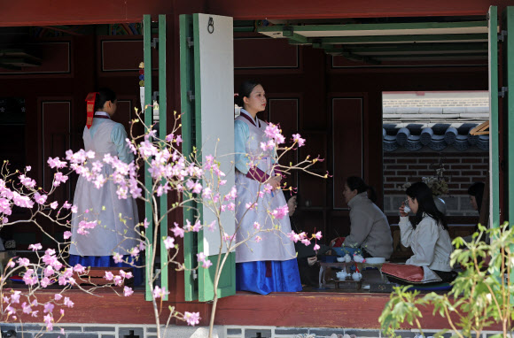 8일 서울 경복궁 소주방에서 열린 경복궁 생과방 행사에서 시민들이 궁중병과와 약차를 체험하고 있다. 2026.4.8 연합뉴스