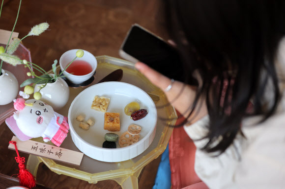 8일 서울 경복궁 소주방에서 열린 경복궁 생과방 행사에서 시민들이 궁중병과와 약차를 체험하고 있다. 2026.4.8 연합뉴스