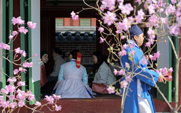 8일 서울 경복궁 소주방에서 열린 경복궁 생과방 행사에서 시민들이 궁중병과와 약차를 체험하고 있다. 2026.4.8 연합뉴스