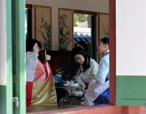 8일 서울 경복궁 소주방에서 열린 경복궁 생과방 행사에서 시민들이 궁중병과와 약차를 체험하고 있다. 2026.4.8 연합뉴스