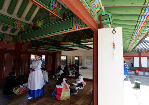 8일 서울 경복궁 소주방에서 열린 경복궁 생과방 행사에서 시민들이 궁중병과와 약차를 체험하고 있다. 2026.4.8 연합뉴스