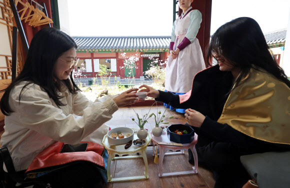 8일 서울 경복궁 소주방에서 열린 경복궁 생과방 행사에서 시민들이 궁중병과와 약차를 체험하고 있다. 2026.4.8 연합뉴스