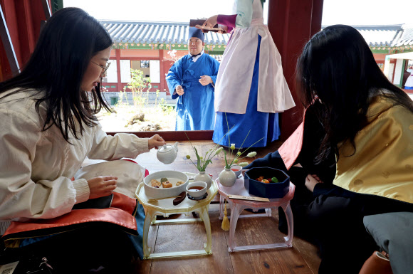 8일 서울 경복궁 소주방에서 열린 경복궁 생과방 행사에서 시민들이 궁중병과와 약차를 체험하고 있다. 2026.4.8 연합뉴스