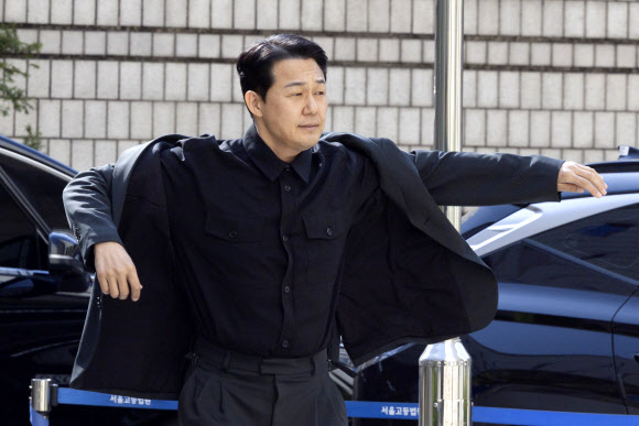 배우 박성웅 씨가 임성근 전 해병대 1사단장의 국회에서의 증언·감정법 위반 등 위증 혐의 재판에 증인으로 출석하기 위해 8일 서울 서초구 서울중앙지방법원에 도착해 법정으로 향하고 있다. 박 씨는 임 전 사단장에 대한 구명 로비 의혹과 관련해 지난해 9월 이명현 순직해병 특별검사팀에 참고인 신분으로 출석해 ‘2022년 서울 강남 모처에서 이종호 전 블랙펄인베스트 대표, 임 전 사단장 등과 밥을 먹었다’는 취지로 진술했다. 2026.4.8  공동취재