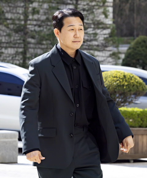 배우 박성웅 씨가 임성근 전 해병대 1사단장의 국회에서의 증언·감정법 위반 등 위증 혐의 재판에 증인으로 출석하기 위해 8일 서울 서초구 서울중앙지방법원에 도착해 법정으로 향하고 있다.  박 씨는 임 전 사단장에 대한 구명 로비 의혹과 관련해 지난해 9월 이명현 순직해병 특별검사팀에 참고인 신분으로 출석해 ‘2022년 서울 강남 모처에서 이종호 전 블랙펄인베스트 대표, 임 전 사단장 등과 밥을 먹었다’는 취지로 진술했다. 2026.4.8  공동취재