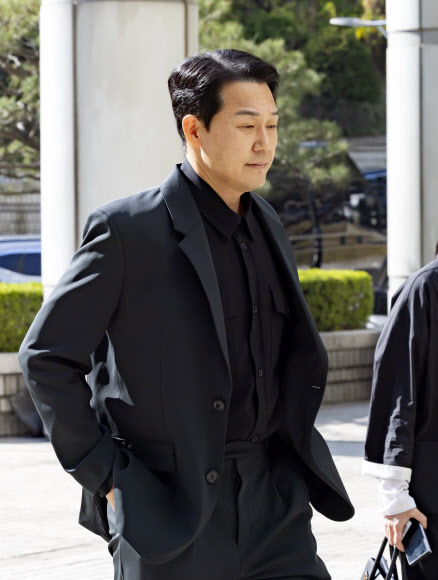 배우 박성웅 씨가 임성근 전 해병대 1사단장의 국회에서의 증언·감정법 위반 등 위증 혐의 재판에 증인으로 출석하기 위해 8일 서울 서초구 서울중앙지방법원에 도착해 법정으로 향하고 있다. 박 씨는 임 전 사단장에 대한 구명 로비 의혹과 관련해 지난해 9월 이명현 순직해병 특별검사팀에 참고인 신분으로 출석해 ‘2022년 서울 강남 모처에서 이종호 전 블랙펄인베스트 대표, 임 전 사단장 등과 밥을 먹었다’는 취지로 진술했다. 2026.4.8  공동취재