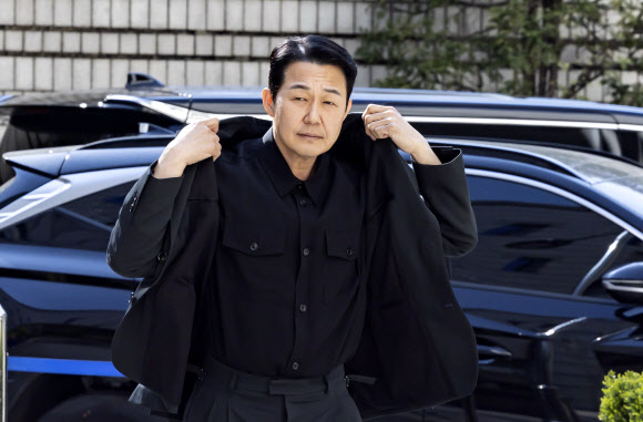 배우 박성웅 씨가 임성근 전 해병대 1사단장의 국회에서의 증언·감정법 위반 등 위증 혐의 재판에 증인으로 출석하기 위해 8일 서울 서초구 서울중앙지방법원에 도착해 법정으로 향하고 있다. 박 씨는 임 전 사단장에 대한 구명 로비 의혹과 관련해 지난해 9월 이명현 순직해병 특별검사팀에 참고인 신분으로 출석해 ‘2022년 서울 강남 모처에서 이종호 전 블랙펄인베스트 대표, 임 전 사단장 등과 밥을 먹었다’는 취지로 진술했다. 2026.4.8  공동취재