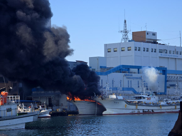8일 오후 4시 28분께 강원 강릉시 주문진읍 어민수산시장 인근에 정박한 배에서 불이 나 소방 당국이 진화 중이다. 2026.4.8  연합뉴스