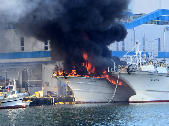 8일 오후 4시 28분께 강원 강릉시 주문진읍 어민수산시장 인근에 정박한 배에서 불이 나 소방 당국이 진화 중이다. 2026.4.8  연합뉴스