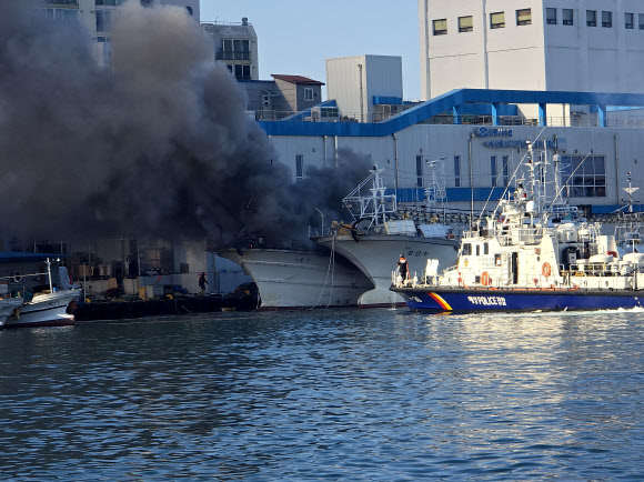 8일 오후 4시 28분께 강원 강릉시 주문진읍 어민수산시장 인근에 정박한 배에서 불이 나 소방 당국이 진화 중이다. 2026.4.8  연합뉴스