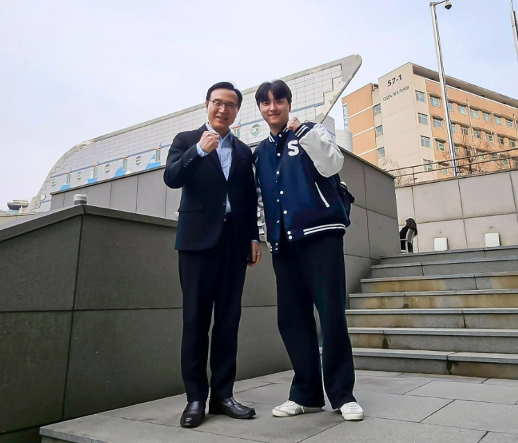 임 교육감이 2026학년도 대입 수시전형에서 의대·한의대·약대에 모두 합격해 이른바 ‘메디컬 3관왕’에 오른 뒤 사범대를 선택해 화제를 모은 화성 병점고 졸업생 유하진군과 파이팅을 외치고 있다.
임태희교육감 SNS 캡처