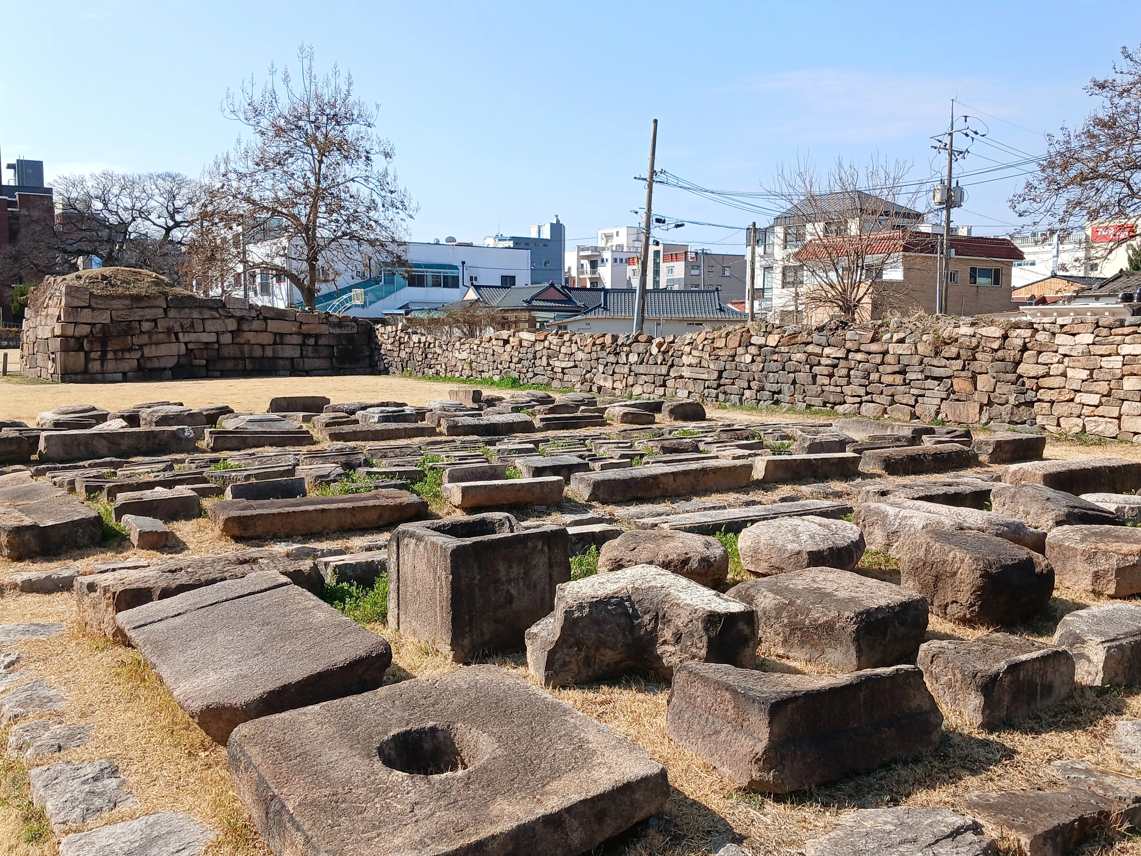 경주읍성 동쪽 성벽 밖의 석물마당. 발굴조사에서 수습한 각종 건축 자재를 한데 모았다.