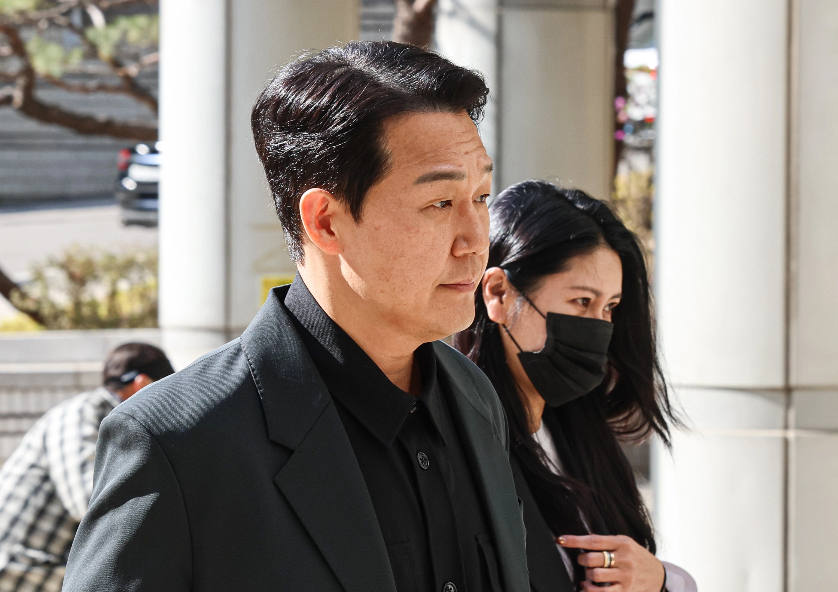 공판 증인 출석하는 박성웅  배우 박성웅이 8일 오후 서울 서초구 서울중앙지방법원에서 열린 임성근 전 해병대 1사단장의 국회증언감정법 위반 사건 관련 공판에 증인으로 출석하고 있다. 2026.4.8 이지훈 기자