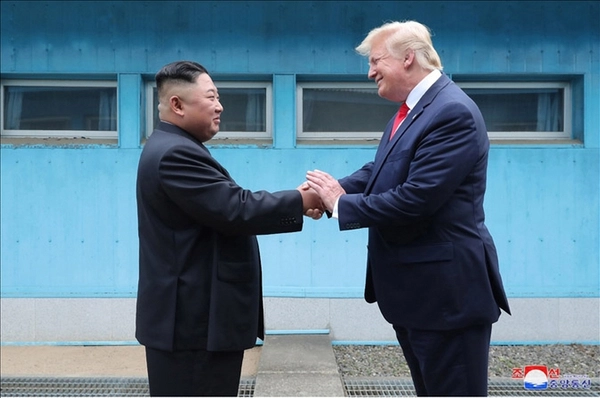 2019년 6월 베트남 하노이 정상회담 이후 판문점에서 만난 김정은 북한 국무위원장과 도널드 트럼프 미국 대통령이 군사분계선(MDL)을 사이에 두고 손을 맞잡은 모습. 서울신문DB
