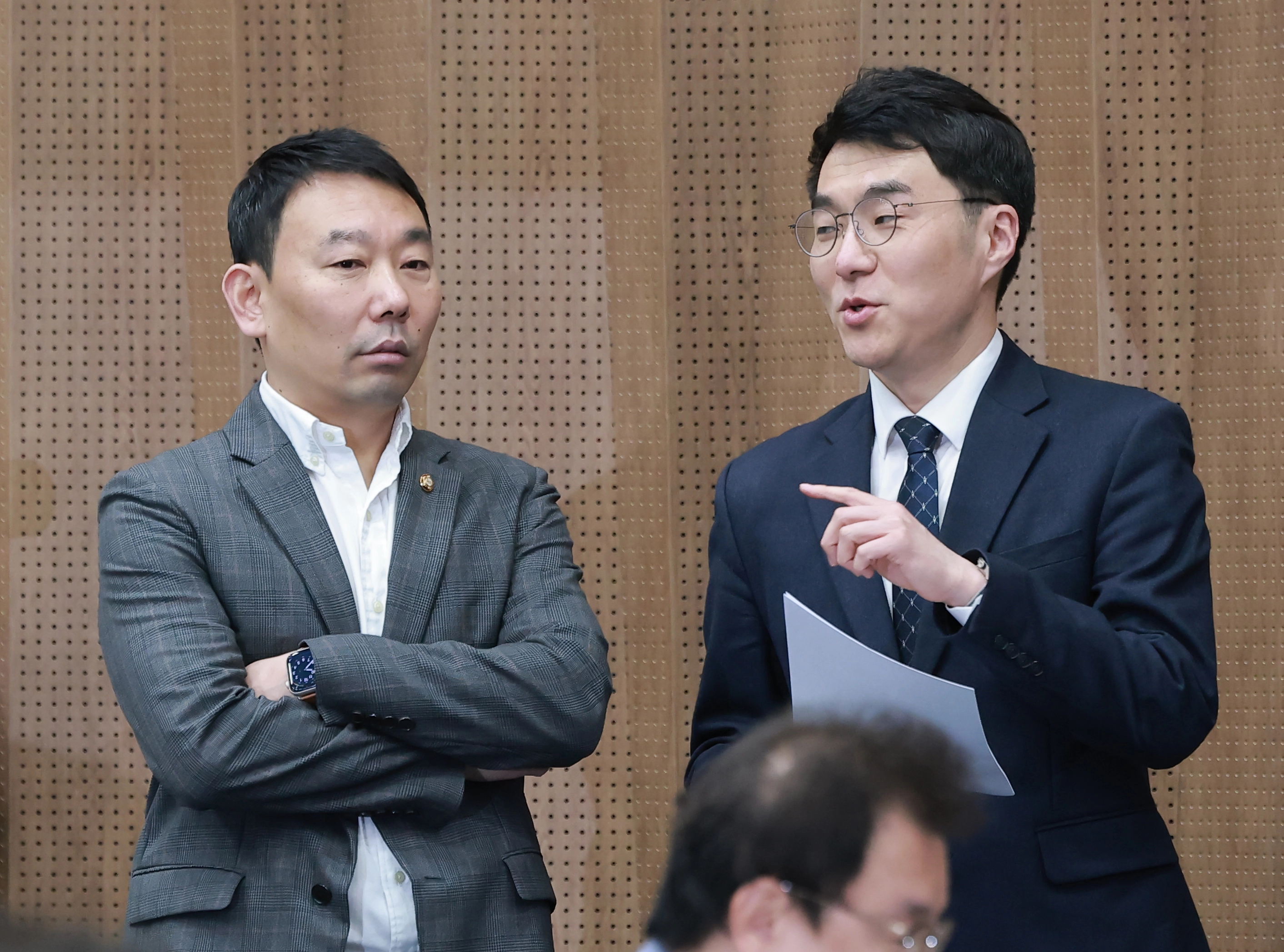 민주당 김용민 의원과 대화하는 김남국 대변인  더불어민주당 김남국(오른쪽) 대변인이 9일 국회 소통관에서 경기 안산갑 국회의원 재선거 출마를 선언하기에 앞서 민주당 김용민 의원과 대화하고 있다. 2026.4.9