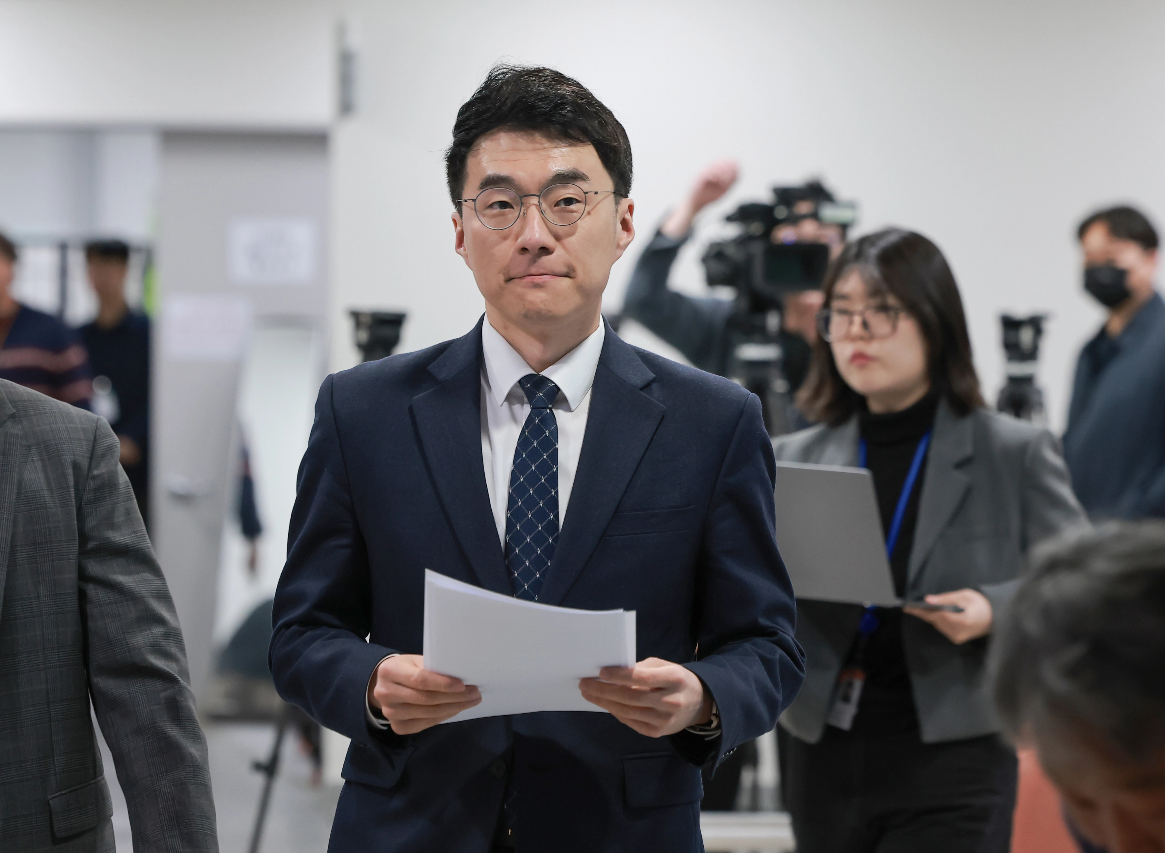 단상 향하는 김남국 대변인  더불어민주당 김남국 대변인이 9일 국회 소통관에서 경기 안산갑 국회의원 재선거 출마를 선언하기 위해 단상으로 향하고 있다. 2026.4.9