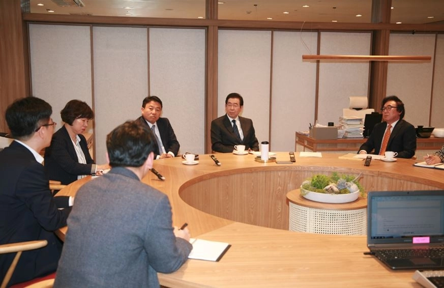2019년 4월 10일 상암복합쇼핑몰 인허가 방안 촉구 관련 시장실 면담 중인 김기덕 시의원