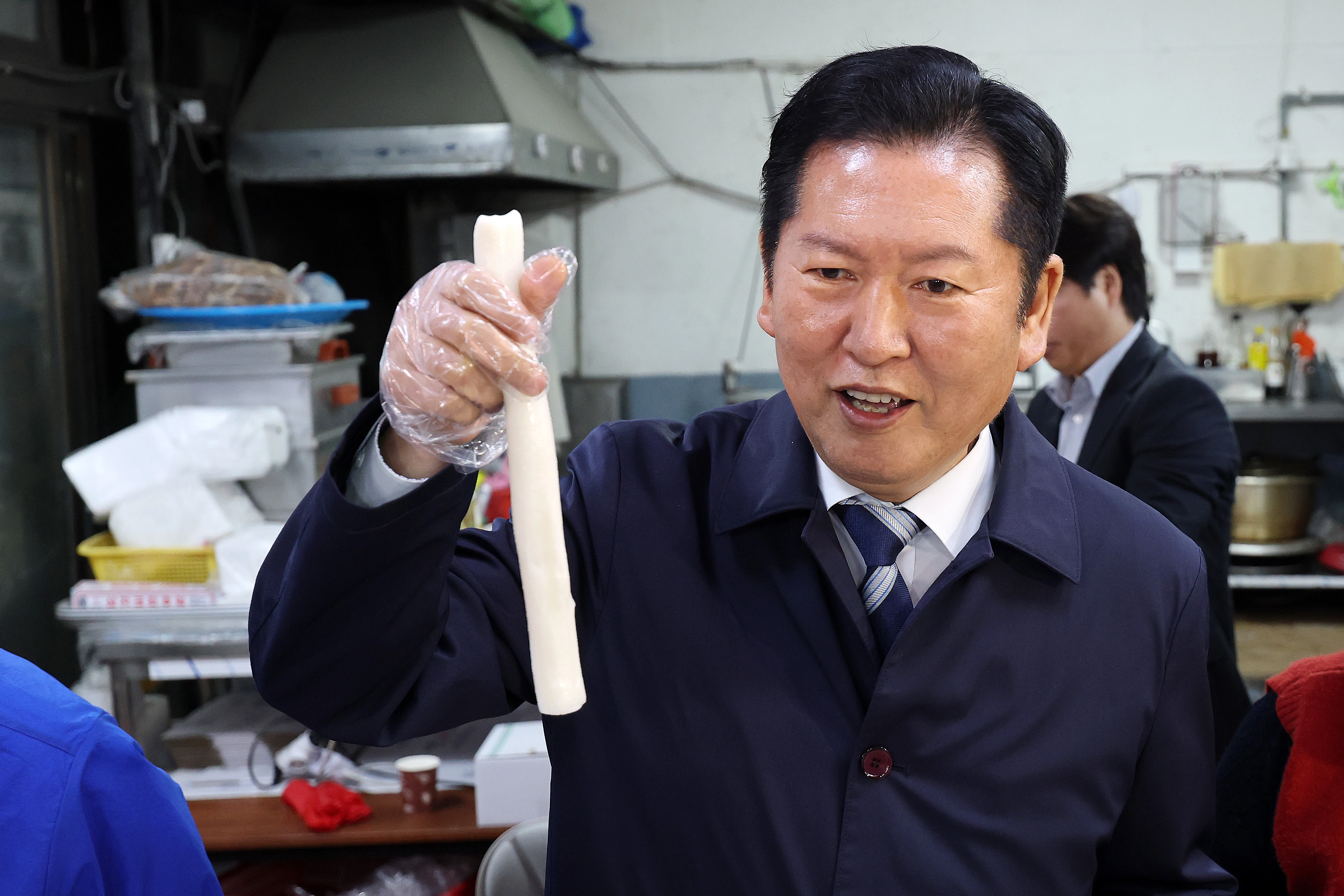 정청래 더불어민주당 대표가 9일 전남 여수시 서시장의 한 떡집을 방문해 직접 판매하고 있다. 연합뉴스