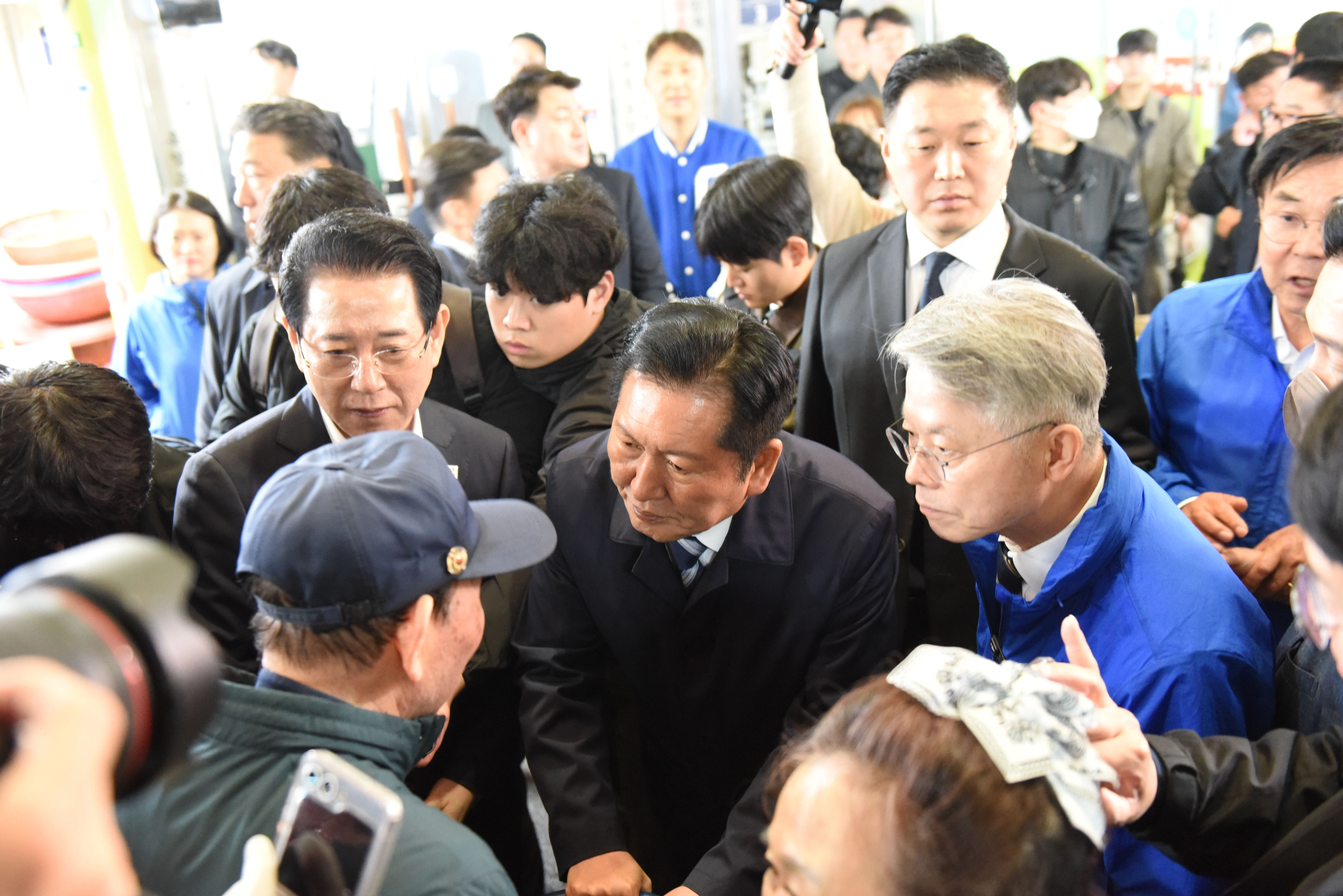 참전용사 이야기를 듣고 있는 정청래 민주당 대표  정청래(가운데) 더불어민주당 대표가 9일 전남 여수 서시장을 방문해 참전 용사와 대화를 나누고 있다. 2026.4.9