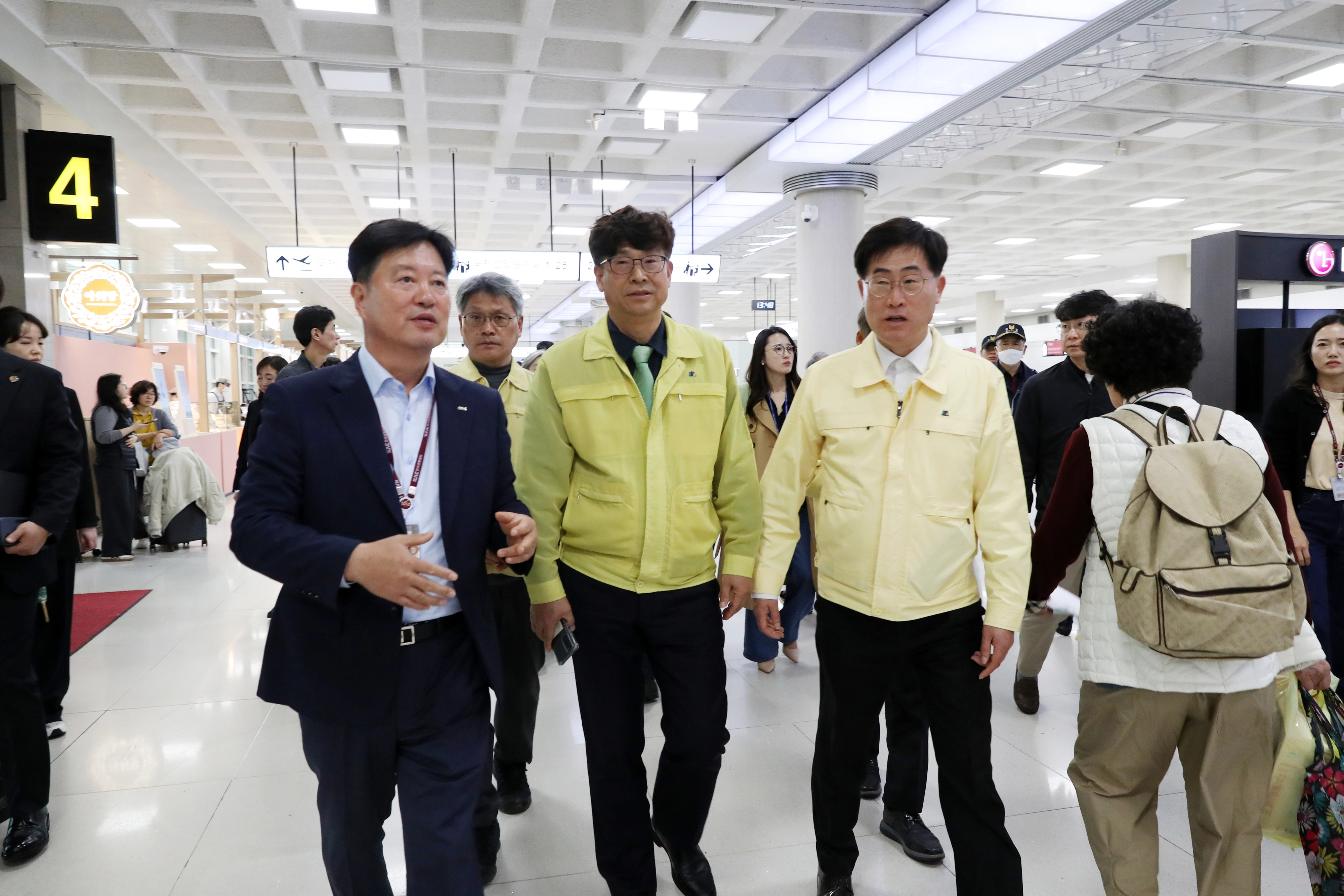 제주 전역에 호우·강풍 특보가 잇따라 발효되자 박천수(가운데) 제주도지사 권한대행이 9일 오후 제주공항을 찾아 장세환(왼쪽) 제주공항장과 양제윤 안전건강실장과 함께 안전대책을 점검하고 있다. 제주도 제공